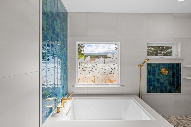 17 Kahana Ridge Pl, Lahaina, HI 96761