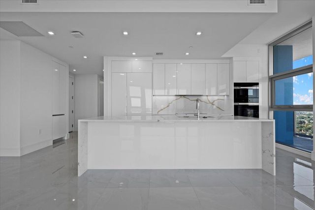 220 Lake Shore Drive 2223, Lake Park, FL 33403