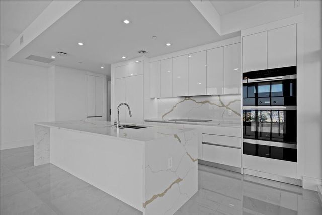 220 Lake Shore Drive 2223, Lake Park, FL 33403