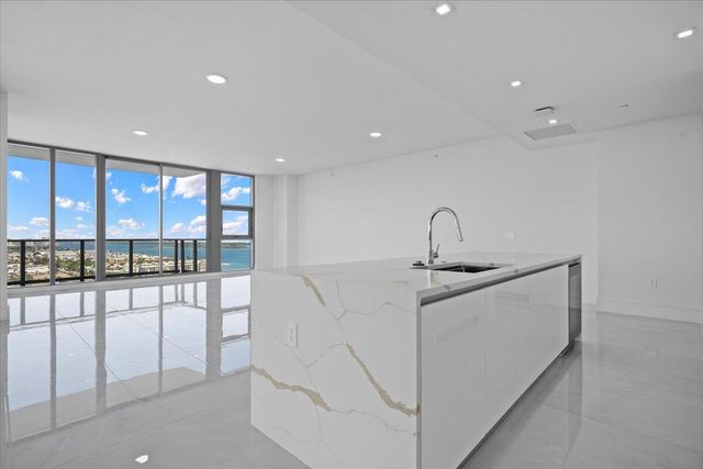 220 Lake Shore Drive 2223, Lake Park, FL 33403