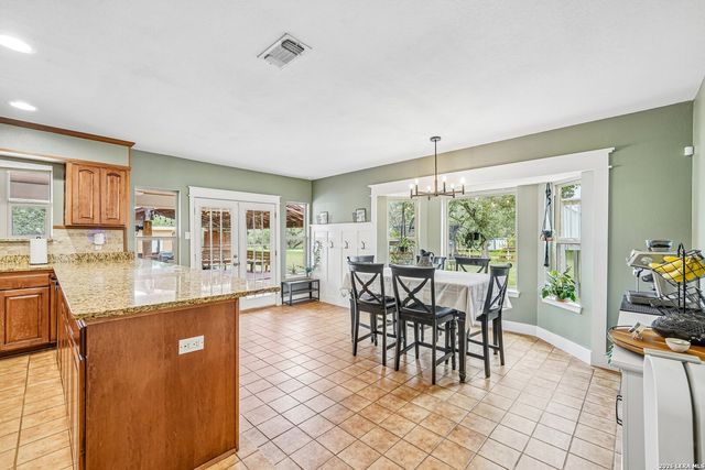 1922 Virginia Ln, Floresville, TX 78114