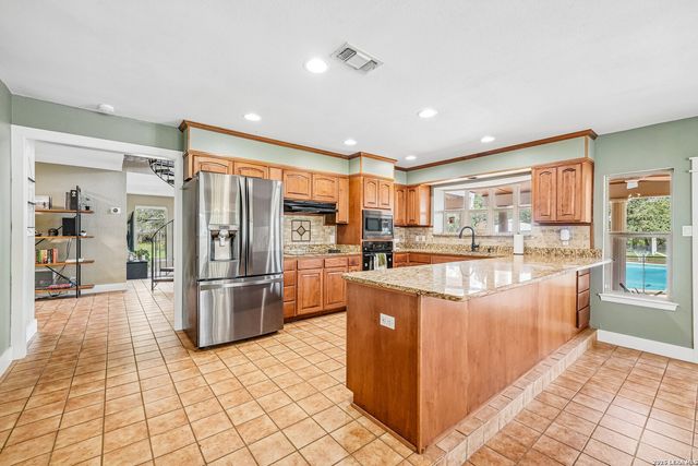 1922 Virginia Ln, Floresville, TX 78114