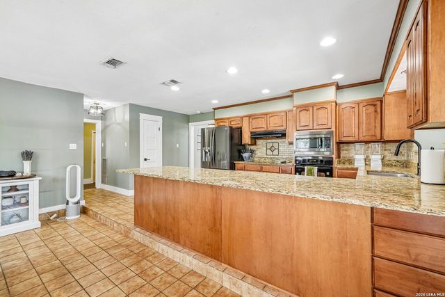 1922 Virginia Ln, Floresville, TX 78114