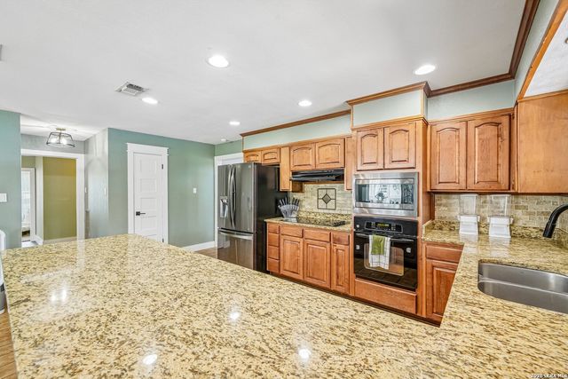 1922 Virginia Ln, Floresville, TX 78114