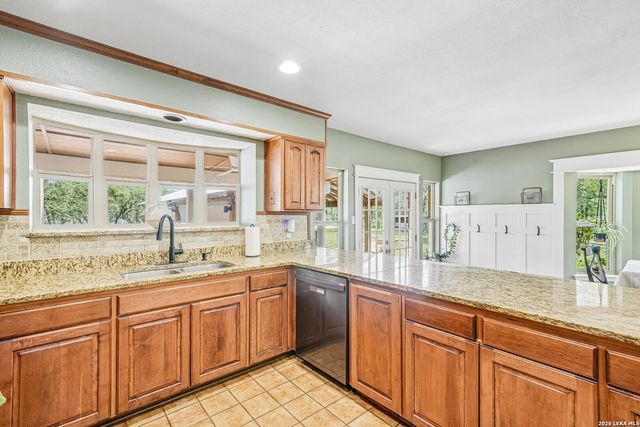 1922 Virginia Ln, Floresville, TX 78114