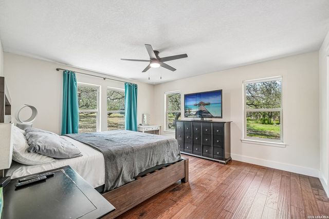 1922 Virginia Ln, Floresville, TX 78114