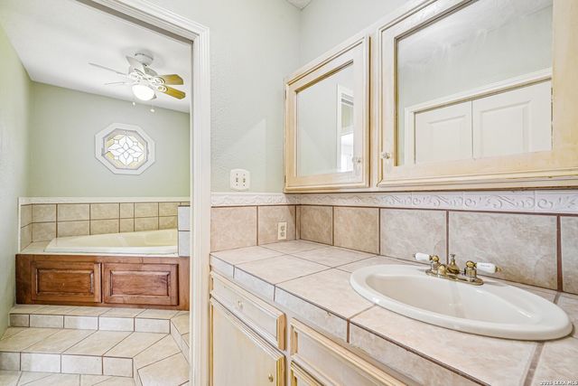 1922 Virginia Ln, Floresville, TX 78114