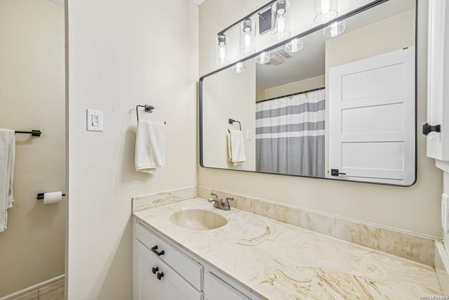 1922 Virginia Ln, Floresville, TX 78114