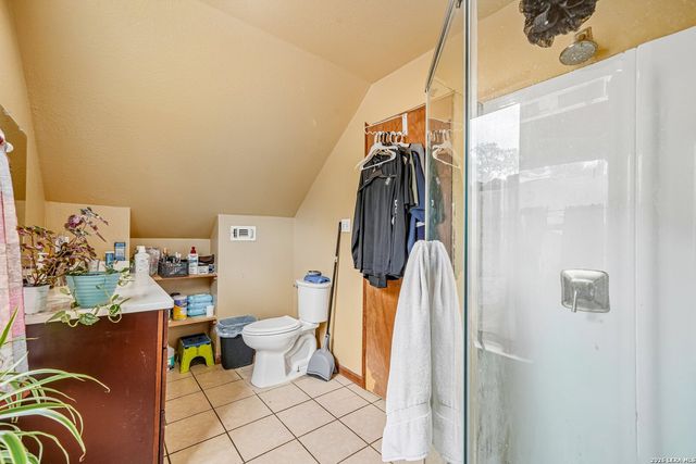 1922 Virginia Ln, Floresville, TX 78114