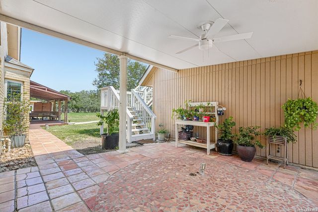 1922 Virginia Ln, Floresville, TX 78114