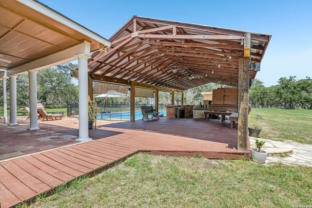1922 Virginia Ln, Floresville, TX 78114
