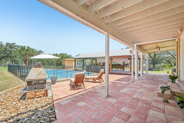 1922 Virginia Ln, Floresville, TX 78114