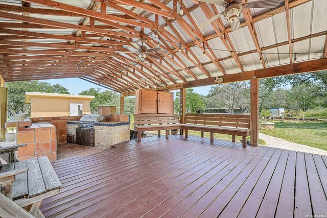 1922 Virginia Ln, Floresville, TX 78114