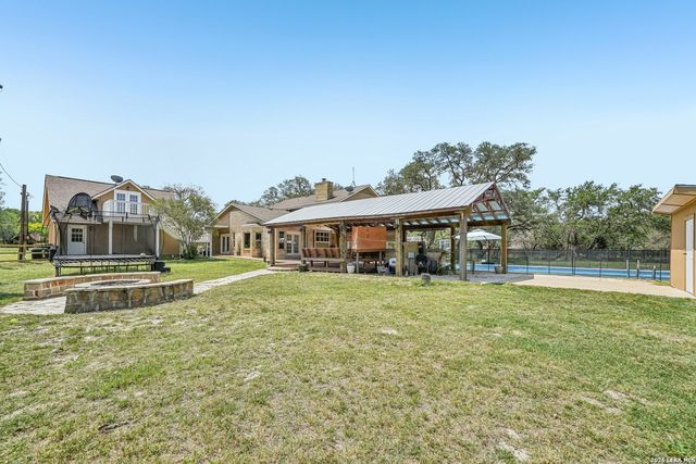 1922 Virginia Ln, Floresville, TX 78114