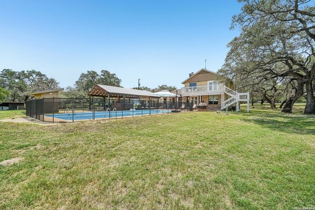1922 Virginia Ln, Floresville, TX 78114