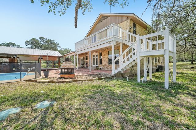1922 Virginia Ln, Floresville, TX 78114