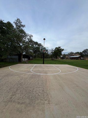 1922 Virginia Ln, Floresville, TX 78114
