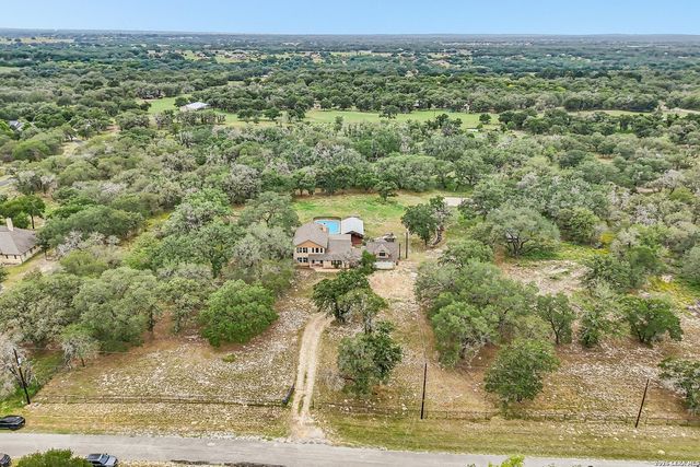 1922 Virginia Ln, Floresville, TX 78114