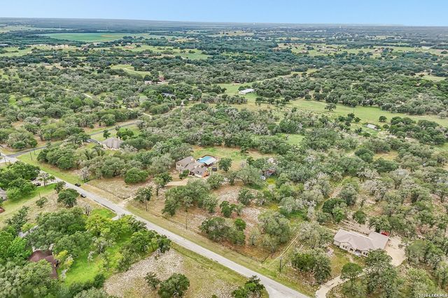 1922 Virginia Ln, Floresville, TX 78114