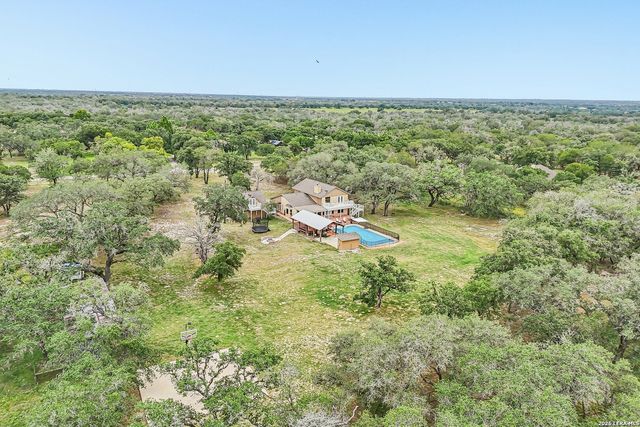 1922 Virginia Ln, Floresville, TX 78114