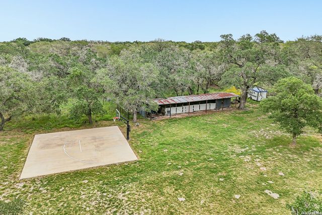 1922 Virginia Ln, Floresville, TX 78114