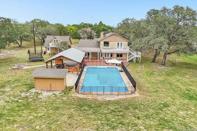 1922 Virginia Ln, Floresville, TX 78114