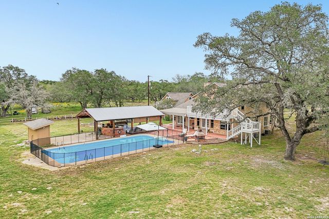 1922 Virginia Ln, Floresville, TX 78114