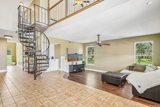 1922 Virginia Ln, Floresville, TX 78114