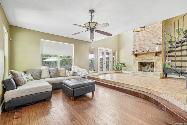 1922 Virginia Ln, Floresville, TX 78114
