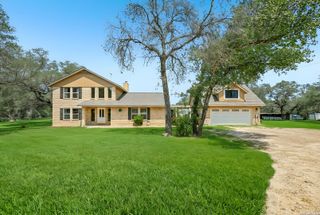 1922 Virginia Ln, Floresville, TX 78114