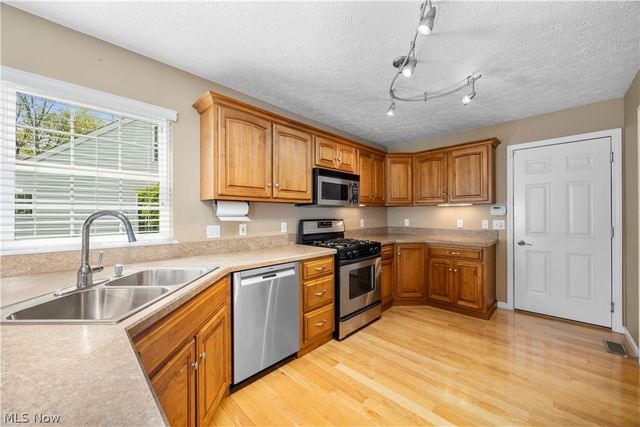 407 Clearbrook Drive, Avon Lake, OH 44012
