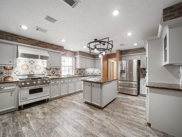 1810 Darby Lane, Fresno, TX 77545