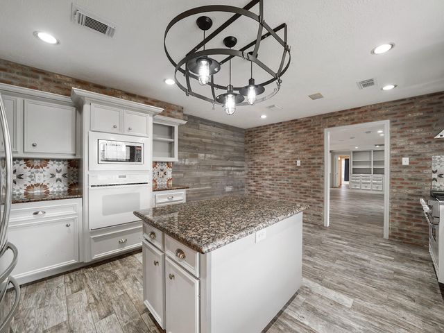 1810 Darby Lane, Fresno, TX 77545