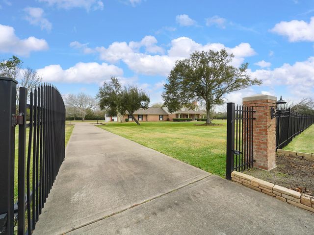 1810 Darby Lane, Fresno, TX 77545