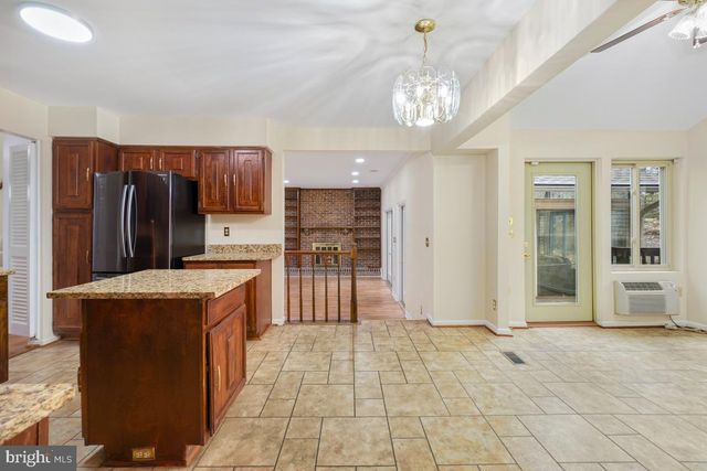 7594 WOODSTOWN DR, Springfield, VA 22153