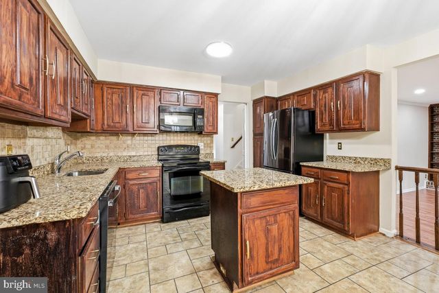 7594 WOODSTOWN DR, Springfield, VA 22153