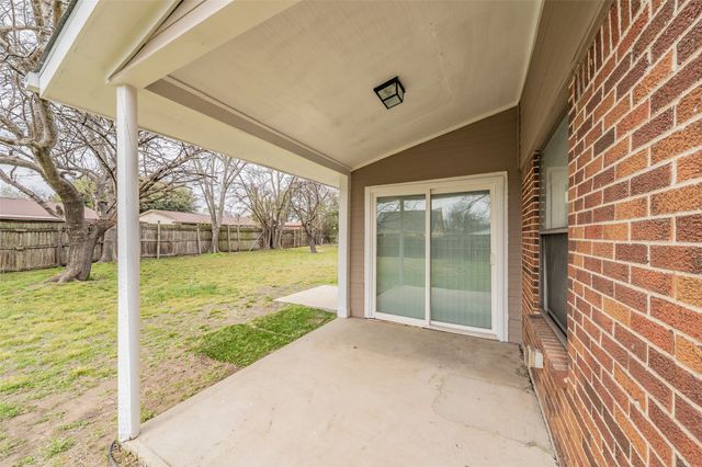 6732 Plantation Road, Forest Hill, TX 76140