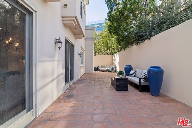 143 N Arnaz Drive 102, Beverly Hills, CA 90211