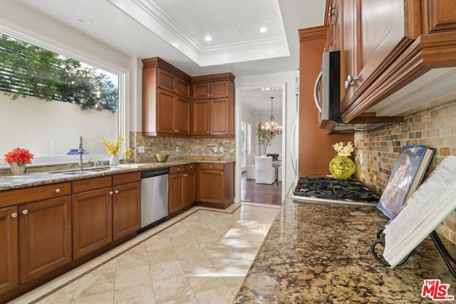 143 N Arnaz Drive 102, Beverly Hills, CA 90211