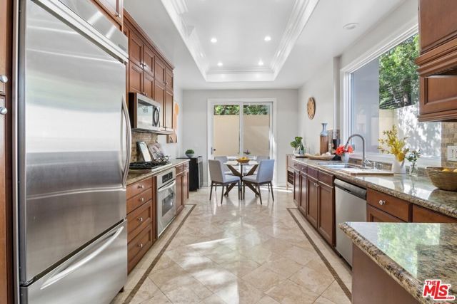 143 N Arnaz Drive 102, Beverly Hills, CA 90211