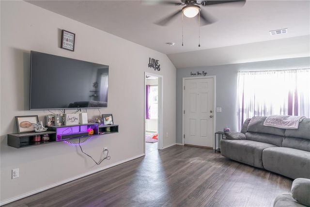 525 W Ava Drive, Mustang, OK 73064