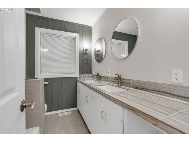 5238 Sw VACUNA St, Portland, OR 97219