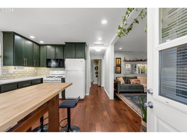 5238 Sw VACUNA St, Portland, OR 97219