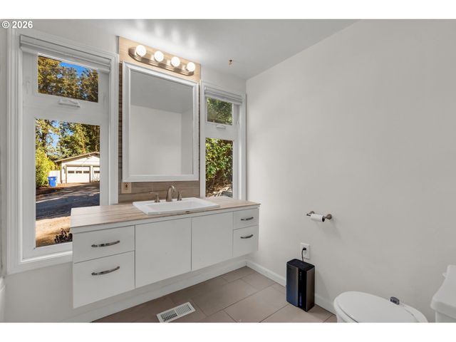 5238 Sw VACUNA St, Portland, OR 97219