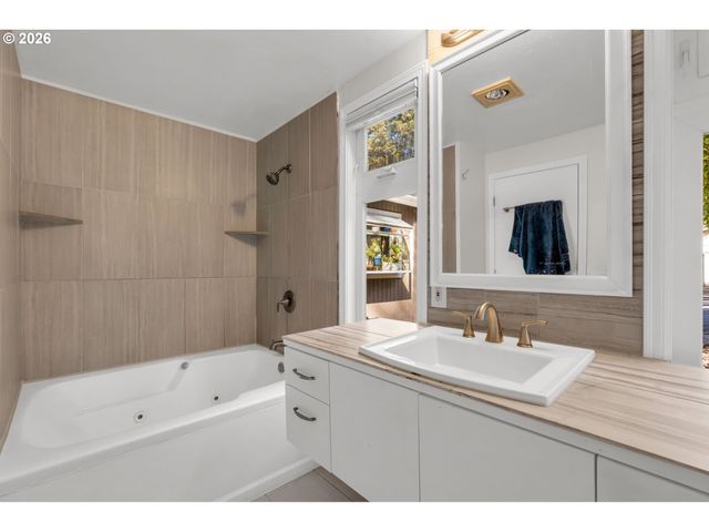 5238 Sw VACUNA St, Portland, OR 97219