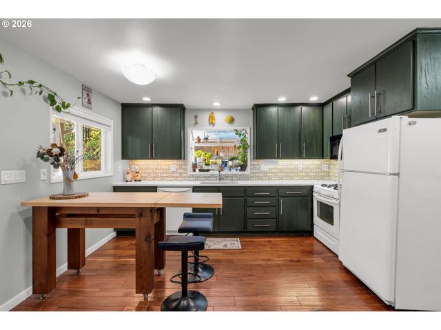 5238 Sw VACUNA St, Portland, OR 97219