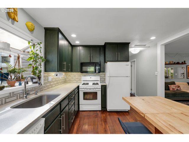 5238 Sw VACUNA St, Portland, OR 97219