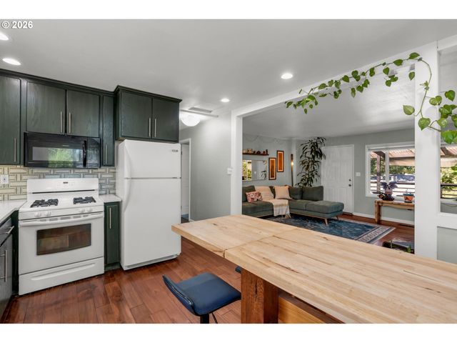 5238 Sw VACUNA St, Portland, OR 97219