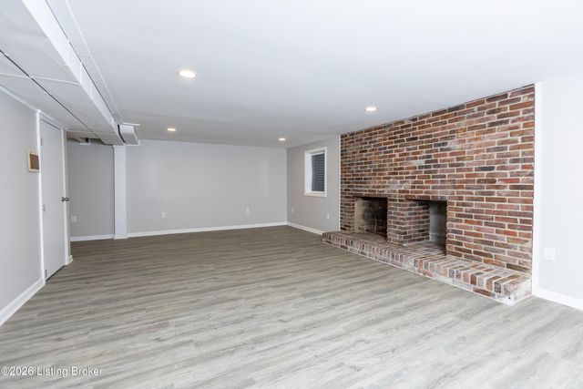 1105 Old Cannons Ln, Louisville, KY 40207