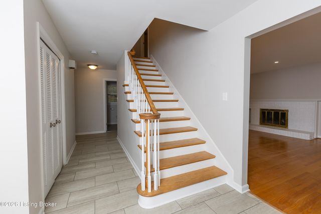 1105 Old Cannons Ln, Louisville, KY 40207